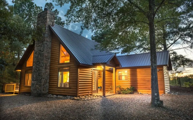 Okehi Pine Cabin With Wood Burning Fireplace and Outdoor Hot Tub by Redawning