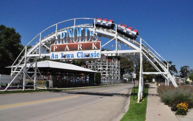 Okoboji Inn & Suites