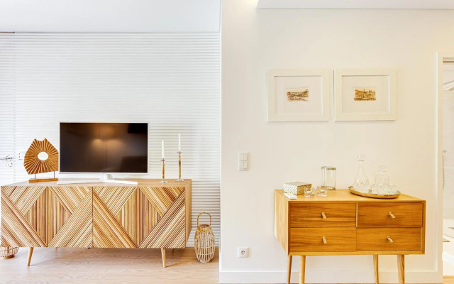 Wood Premium Downtown Apartment by DA'HOME