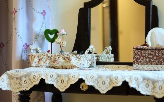 Textile Girl Romantic Homestay