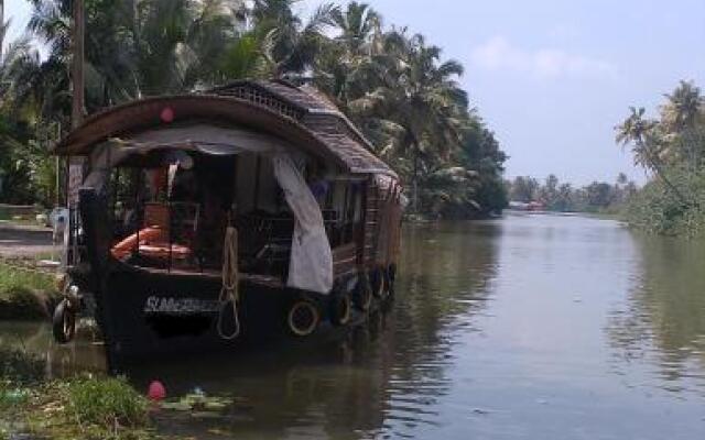 Royal Life Houseboat