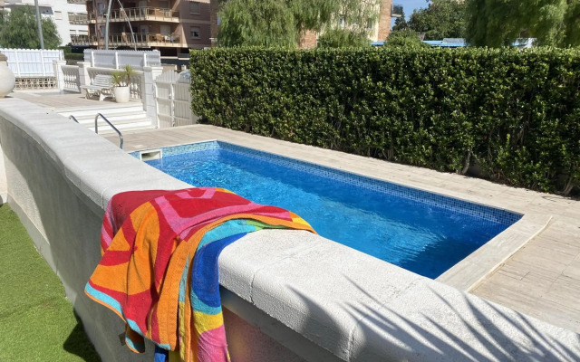 R126 Beachfront Apartment Sant Salvador