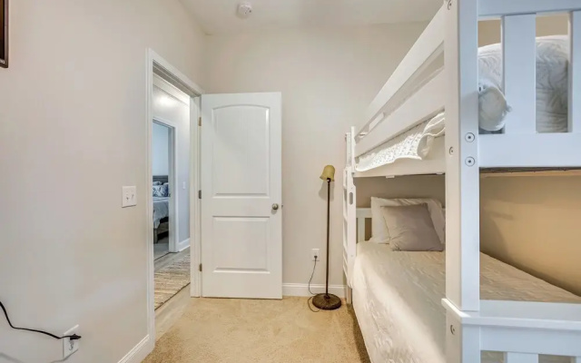 1 Mi to Riverfront: Darien Family Home
