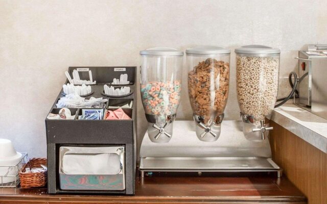 Econo Lodge Inn & Suites Knoxville East