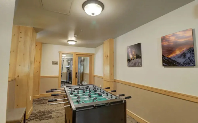 Newly Remodeled, Open Layout, with Incredible Views - CS302 by RedAwning