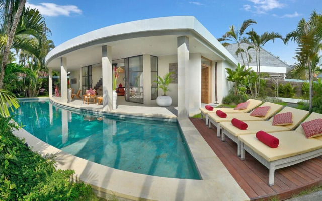 Seminyak White Design Villa