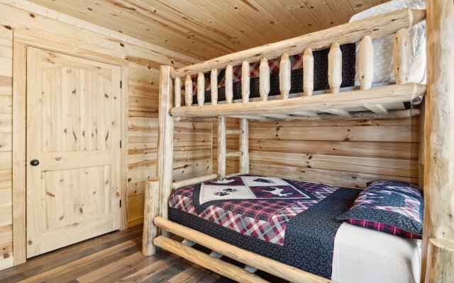 Mystic Cabin 3 Bedroom Cabin by RedAwning