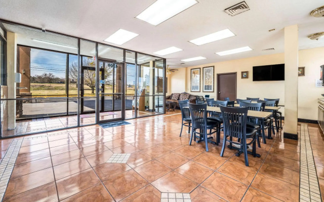 Econo Lodge Inn & Suites Macon
