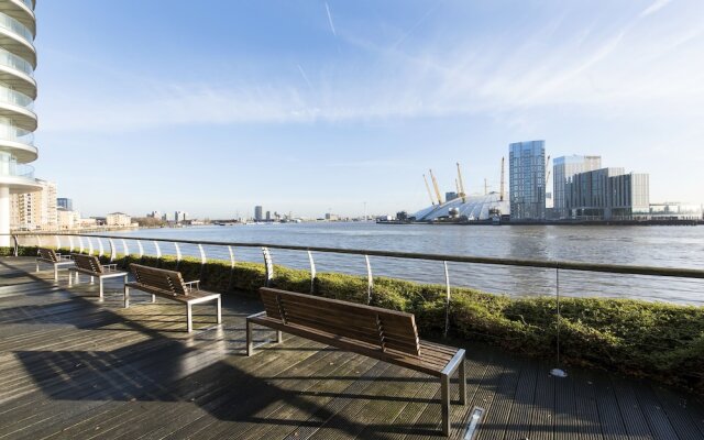 Modern 2BR Flat with Thames River View
