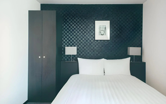 Hamilton Hotel Black