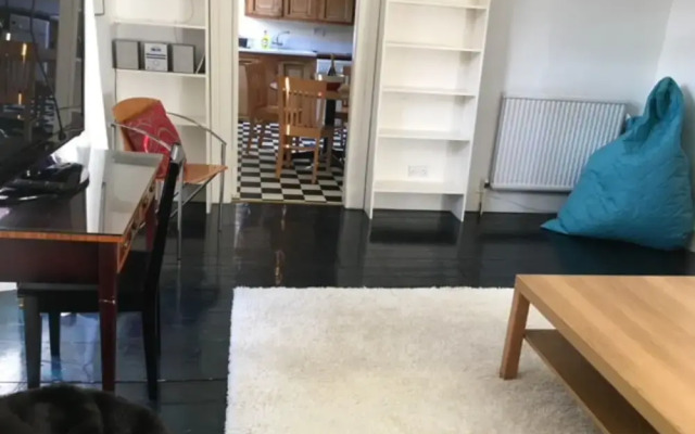 Spacious 4 Bedrooms Apartment in City Centre