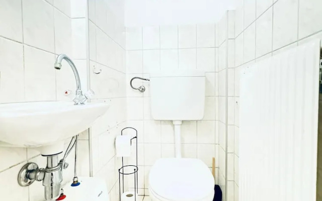 Bright 3BR Appt Steps from FAC Platz