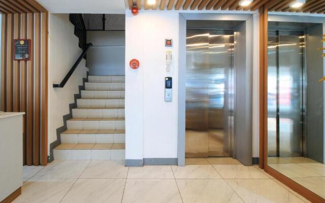 RedDoorz Plus @ Jardin Suites Guadalupe Nuevo