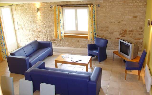 House With 5 Bedrooms in Saint-vincent-la-châtre, With Pool Access, Fu