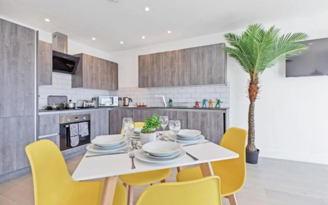 Right On : Bright On Apartment 1C | By My Getaways