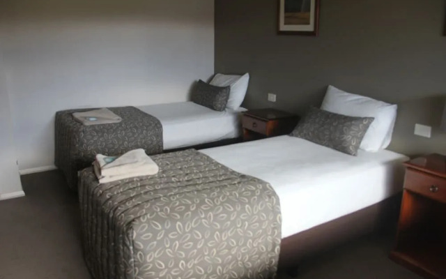Saltbush Motor Inn