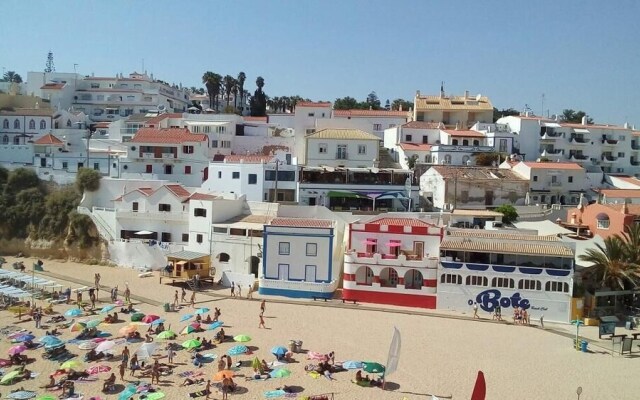 Lovely 4-bed Apartment in Estombar
