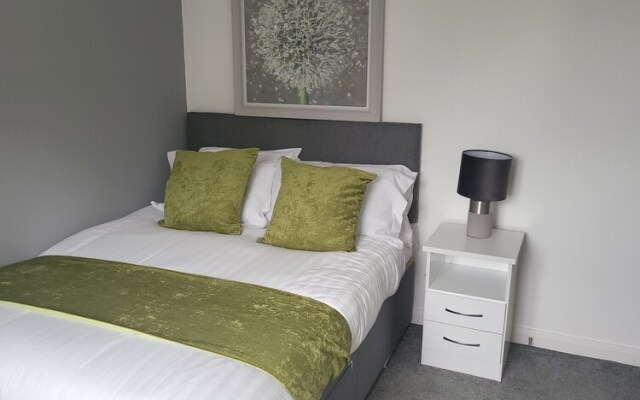 4 Bedroom Home Tameside, Grt Manchester Sleeps 7