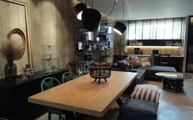 Amazing Semi-Basement Art Apartment easy walk to Napflio centre