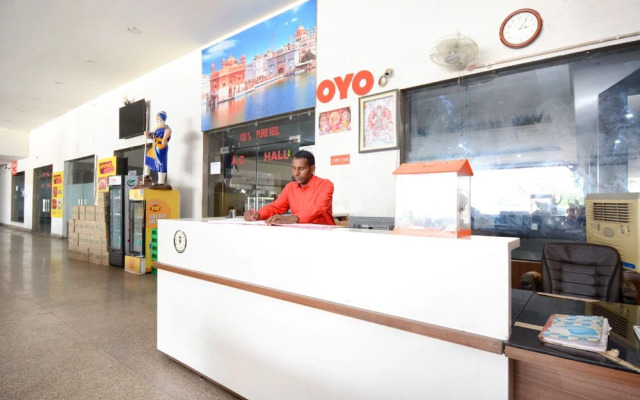 Oyo 35733 Divine Star Dhaba