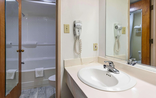 Econo Lodge Inn & Suites East