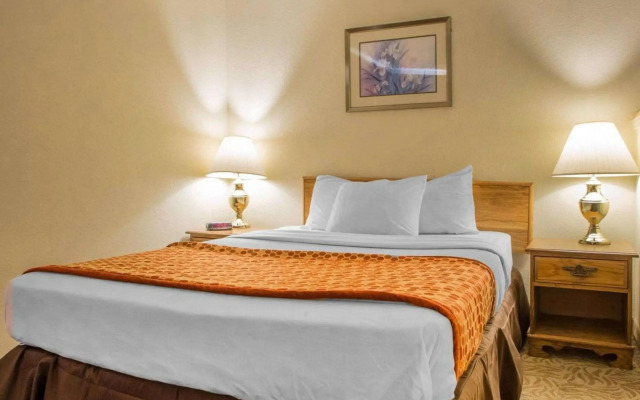 Econo Lodge Inn and Suites Stevens Point
