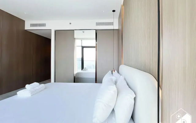 Luxurious 3BR Canal View Apartment Pool + Gym