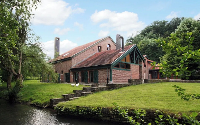 Mansion With Pool, Neblon