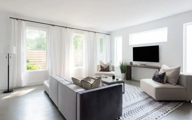 Modern DT Luxury - Rooftop City Views