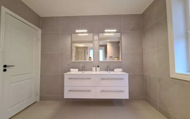 Beautiful, Spacious And Modern, 2-bedroom, Near Center, Free Parking