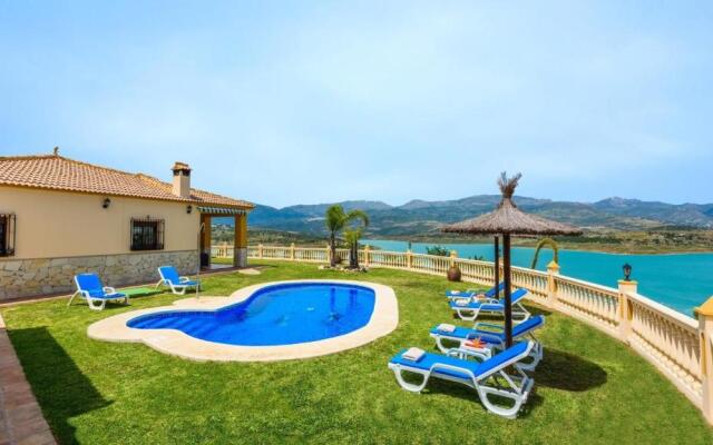 Cortijo Angela Vinuela by Ruralidays