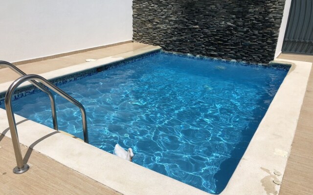Modern House Pool AC WiFi