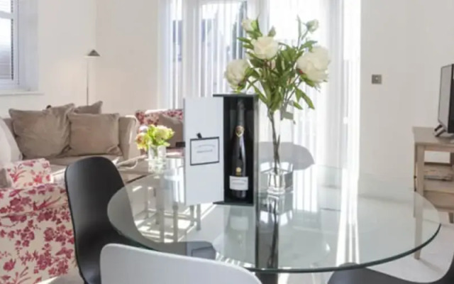 Whitehouse Apartments- Apartment C