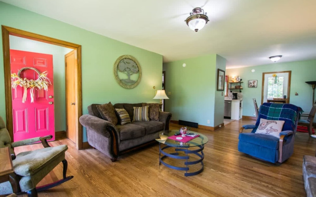 Charming 2BR w Firepit Mountain Views
