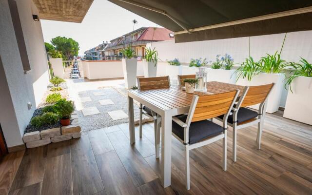 Alga 5-Star Boutique Apartment Steps from the Sea