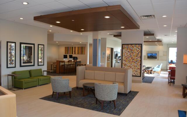 Holiday Inn Express & Suites Waterville - North, an IHG Hotel