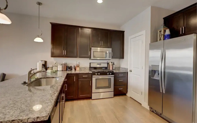 Marbella Lane Executive Townhome, 20 mins to Boulder
