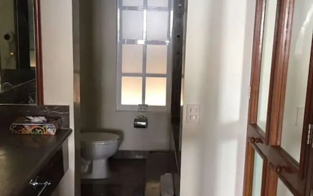 Condo Musta 2