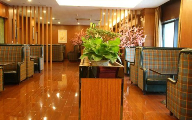 Shanghai Heyi Hotel (Shanghai Hongqiao Qilin Road Subway Station)