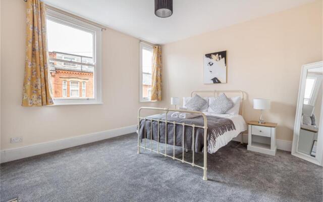 Beautiful 4 Bed House Worcester City Centre