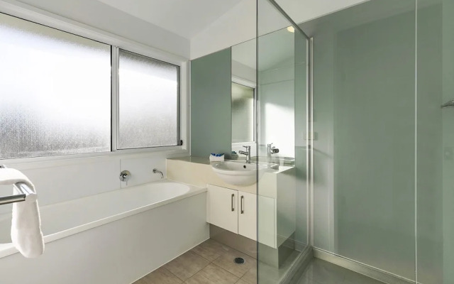 Stunning River House - 51 Hilton Esplanade