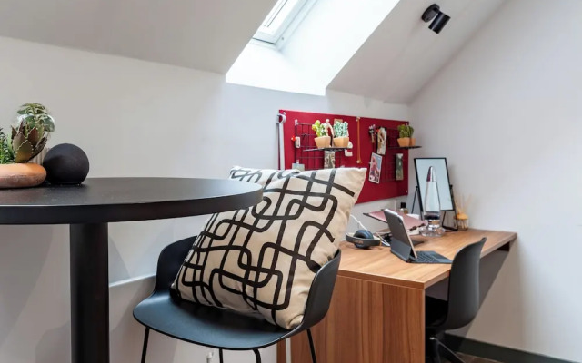 Students Only Straits Egham - 40 mins to Waterloo - Direct Bus to Heathrow