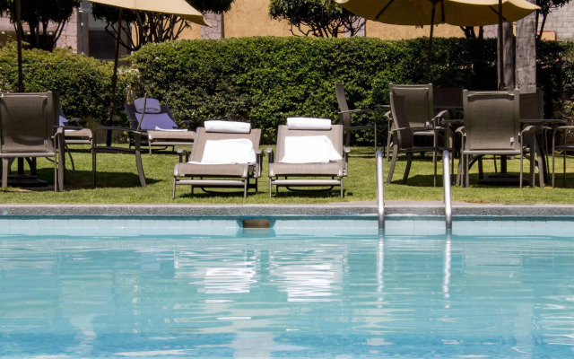 La Posada Hotel & Suites