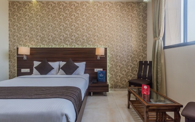 OYO 7136 Solitaire Residency