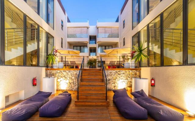 Penthouse 13 - One Bay Residence with private rooftop terrace and dip in pool