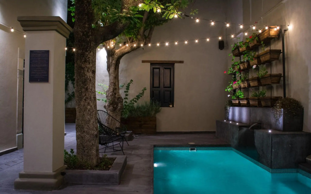 Antigua Trece Hotel Fusión