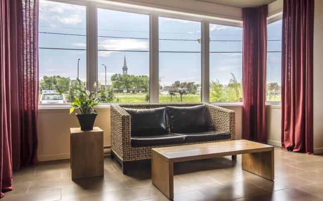 Econo Lodge Inn & Suites