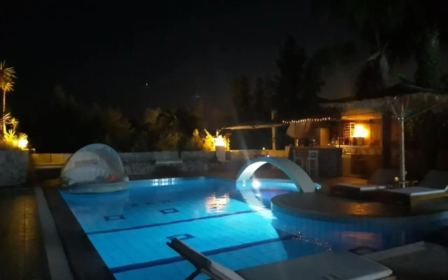 Luxury Country House in Kalamata / SP