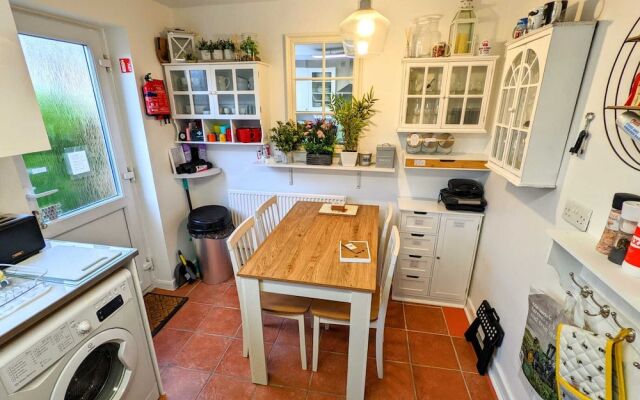 Beautiful 2 Bedroom House in Quiet Location