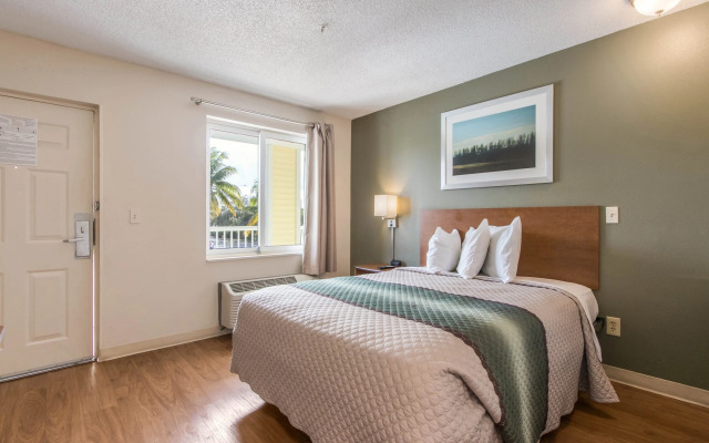 HomeTowne Studios by Red Roof Fort Lauderdale